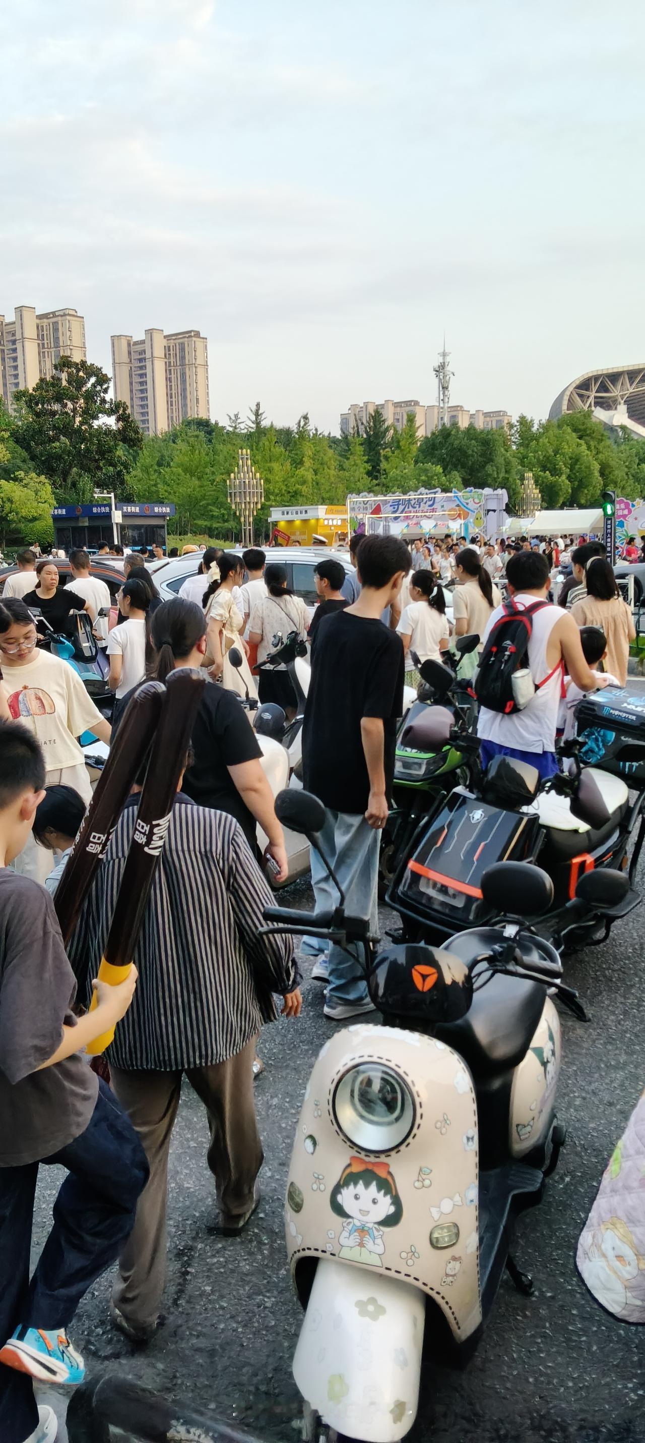 房产越是降价越不卖，用3句话说明白：1.买房人担心今天买明天降，干脆捂紧钱