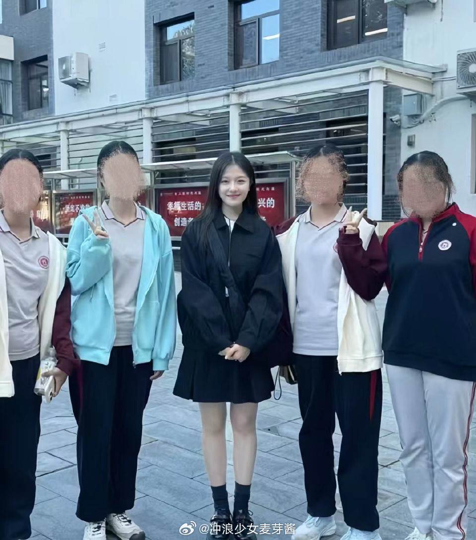 李兰迪和路人合影，原来她的脸是这么小的？一直以为她是大脸盘，明星不愧是明星啊[g