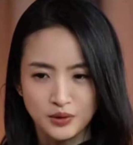 近日，林依晨在视频播客节目中谈及了2009年做脑部手术的经历。林依晨表示，20