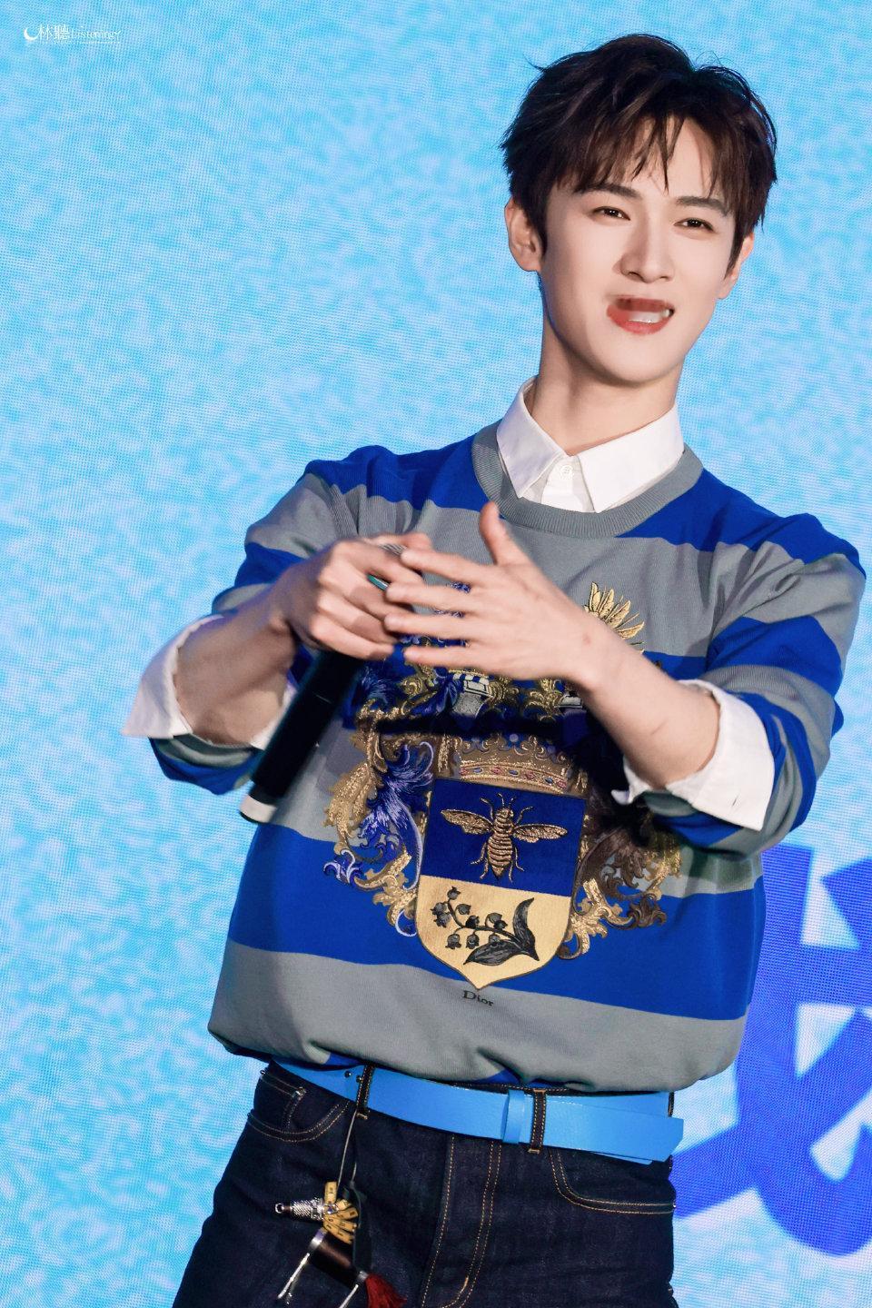 李昀锐单眼wink李昀锐玩游戏天赋李昀锐单眼wink杀来了！玩游戏天赋点满，动作