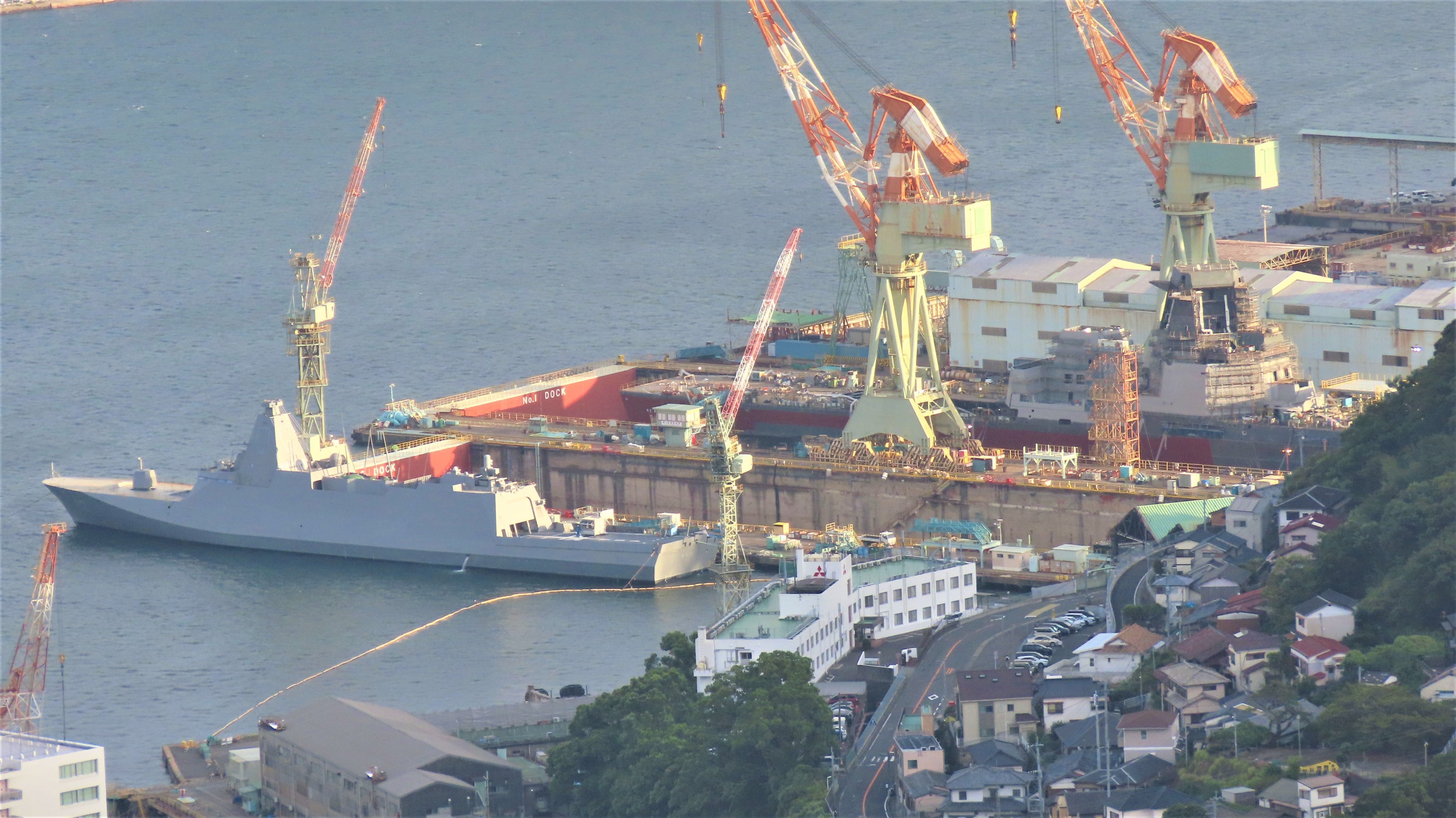小日子1.6万吨的ASEV巡洋舰，建造速度确实挺快的，对比旁边5500吨的“最上