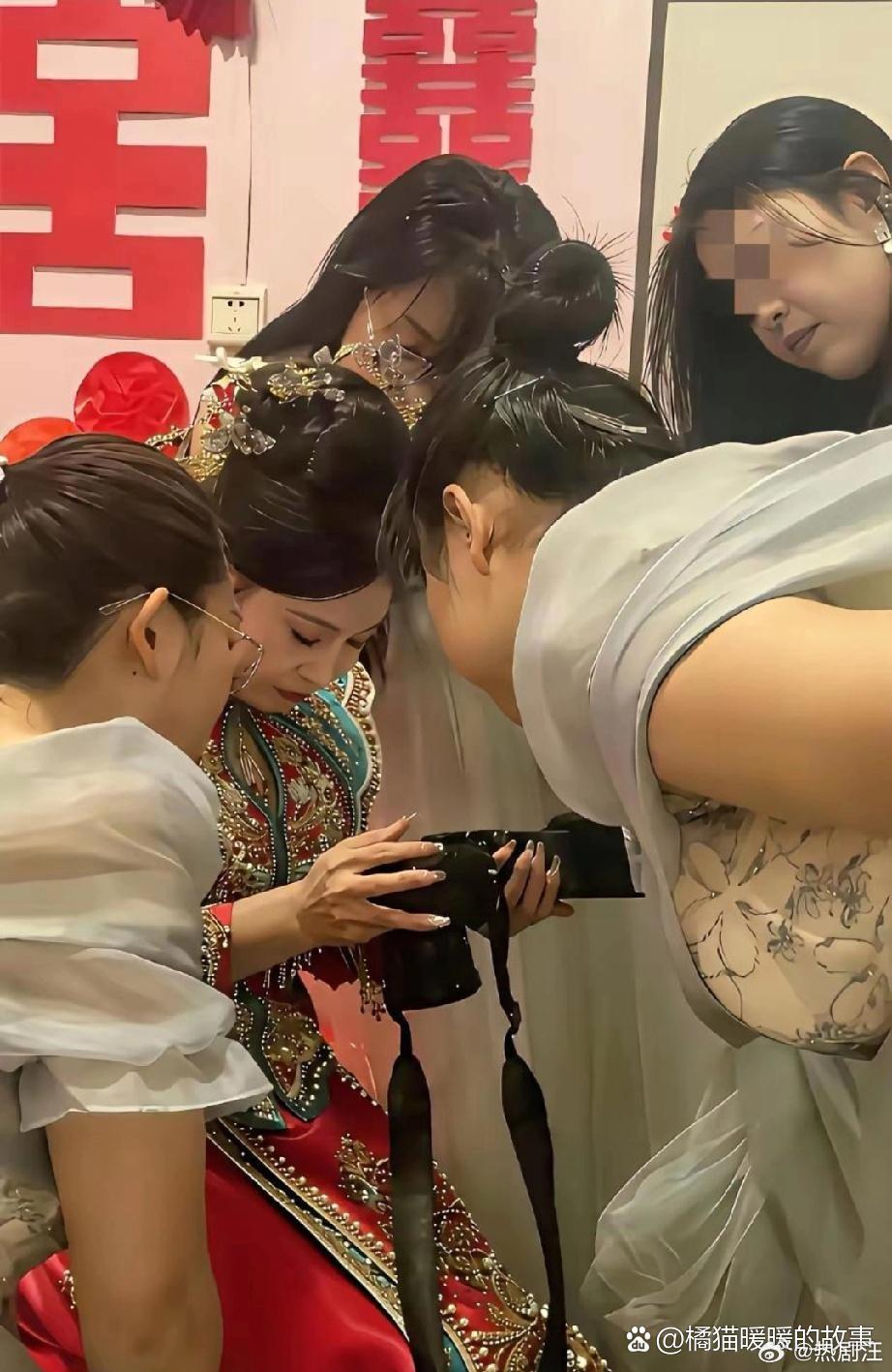 从新娘的表情就能看出来，这位摄影师的水平还不够成熟