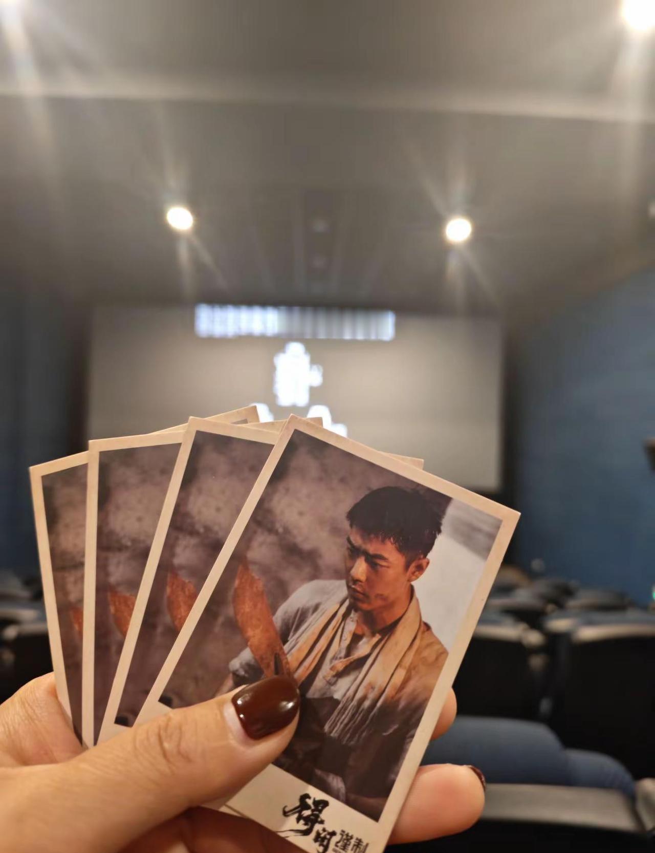 钩子：他们做的事没人晓得，但肖战演得所有人都记住了。首周末票房2个亿。不是粉