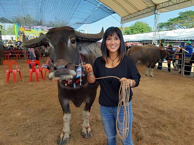 泰国一个漂亮的女子今年43岁，近日被她英国丈夫枪杀，丈夫是英国人今年56岁，大于
