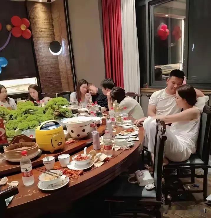 这是什么聚会呢？他们看上去都很陶醉、都很享受嘛。