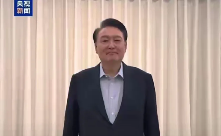 尹锡悦聪明反被聪明误，他的脑袋被驴踢了。本人觉得这个总统当的好好的，2022年