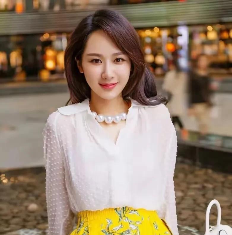 杨紫五岁就进了名利场这种地方，是从小就看透很多人间冷暖的，名利场里面的残酷，