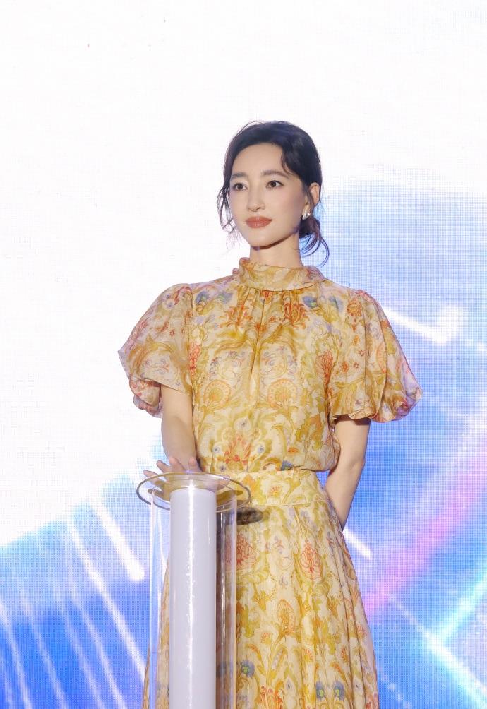 最近王丽坤亮相厦门，她这次穿了一件很美的印花裙，凸显出了满满的浪漫感，效果很不错