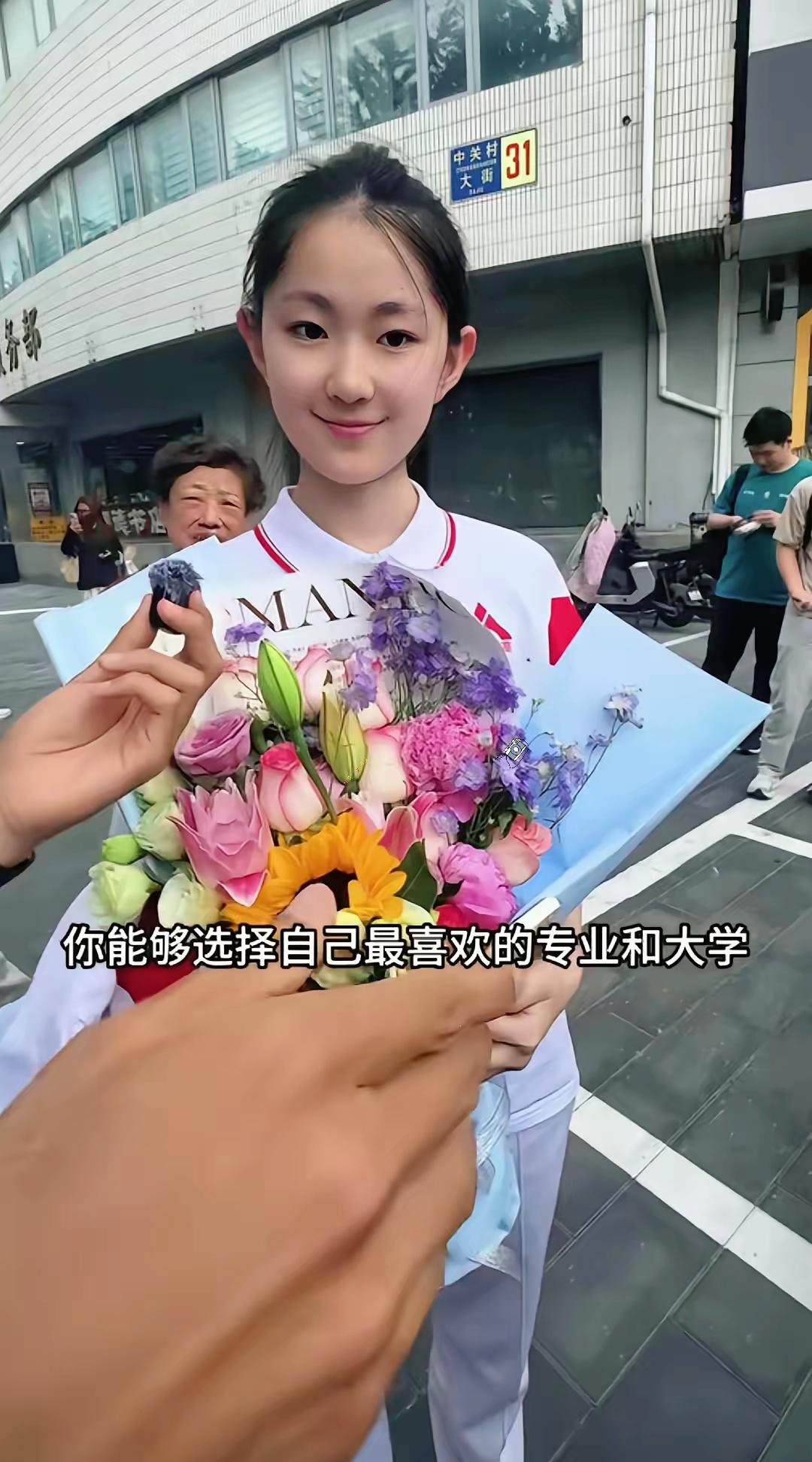 这个人大附中的小女孩火了！长得漂亮不说智商还那么高。这可能是这个记者生涯中遇