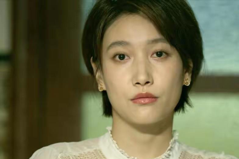 不查不知道一查吓一跳原来这个经常演配角的女演员，一家三代都是演员啊。啜妮，