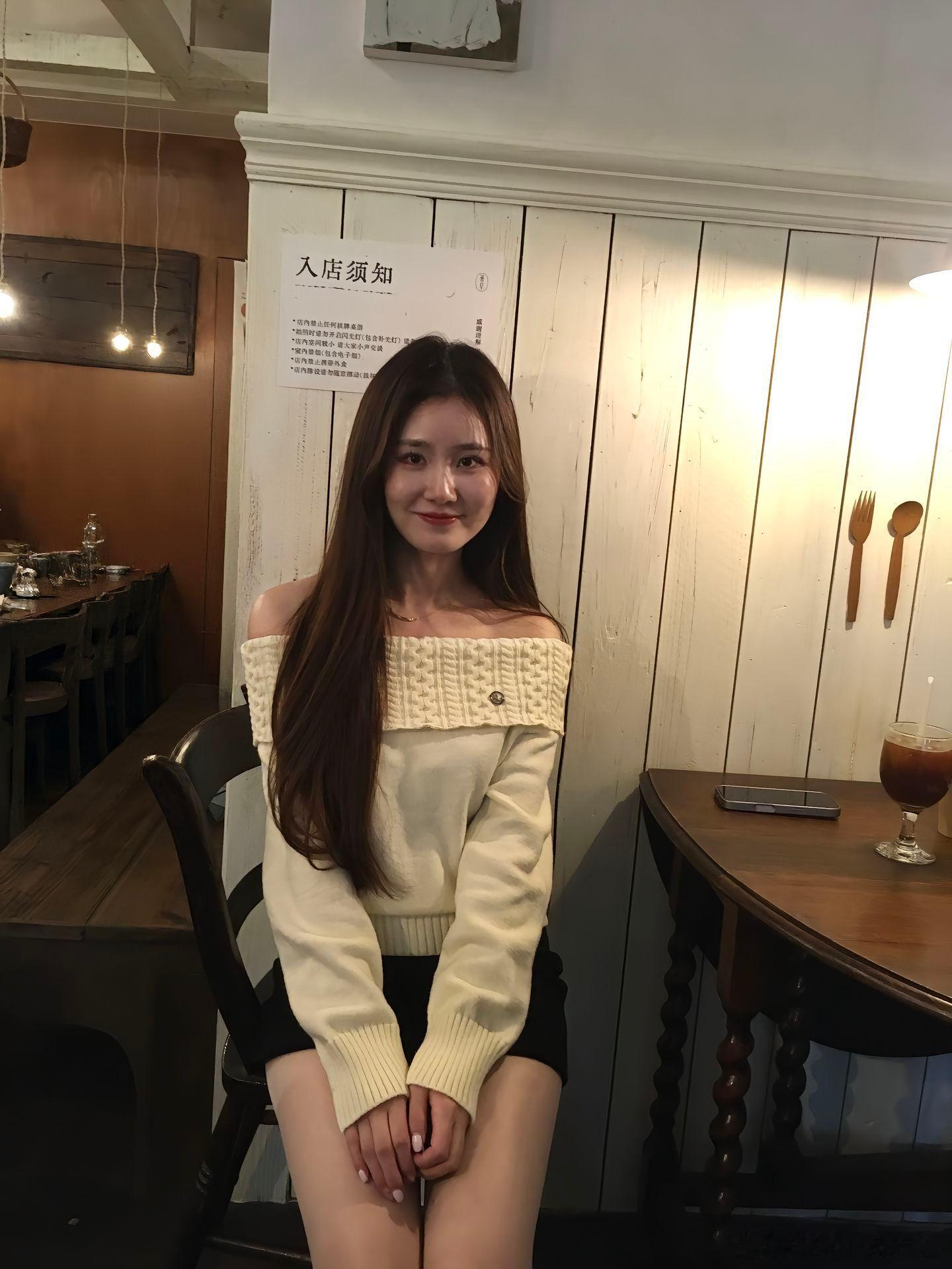 今天穿什么一字肩，小毛衣美女