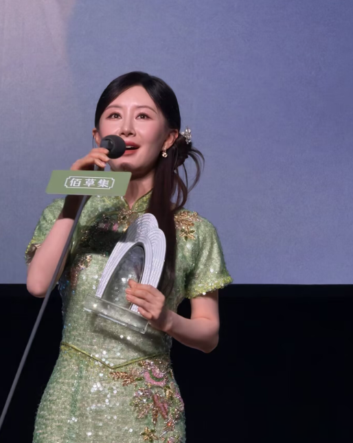 舒畅的脸，快把屏幕撑爆了。38岁跟宋佳站一块儿，原相机直接照妖。苹果肌肿得发亮，表情僵得做不动，网友