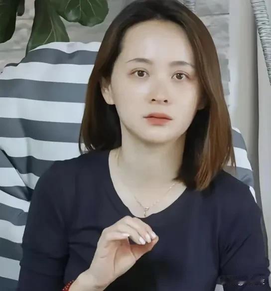 邓莎现在已经39岁了，但是她看起来气色很好，皮肤水润有光泽，一点没有因为长期不开