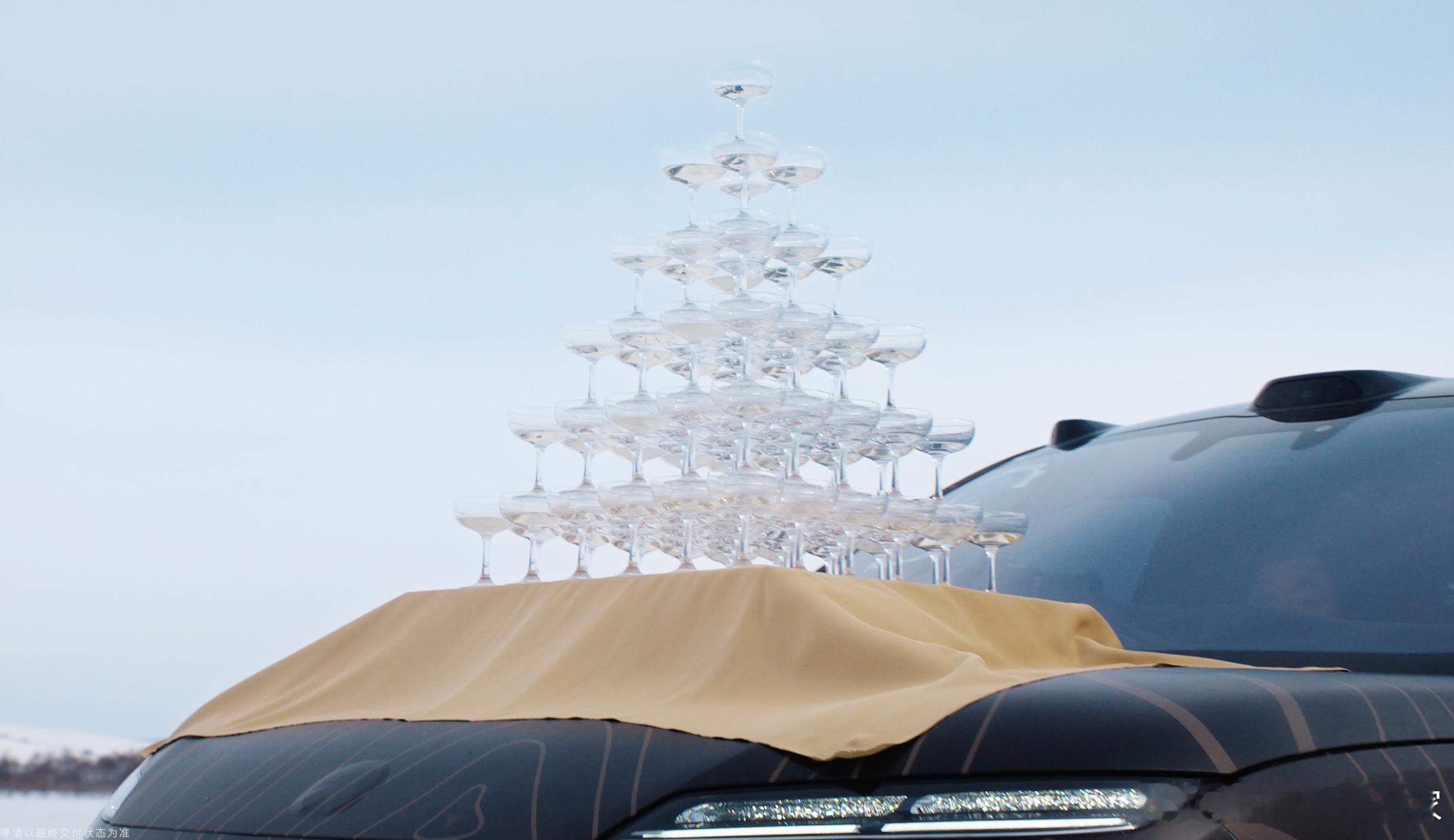 刚才看蔚来ES9香槟塔展示视频下面的一些留言，非说杯子用胶水粘的...当初ET9