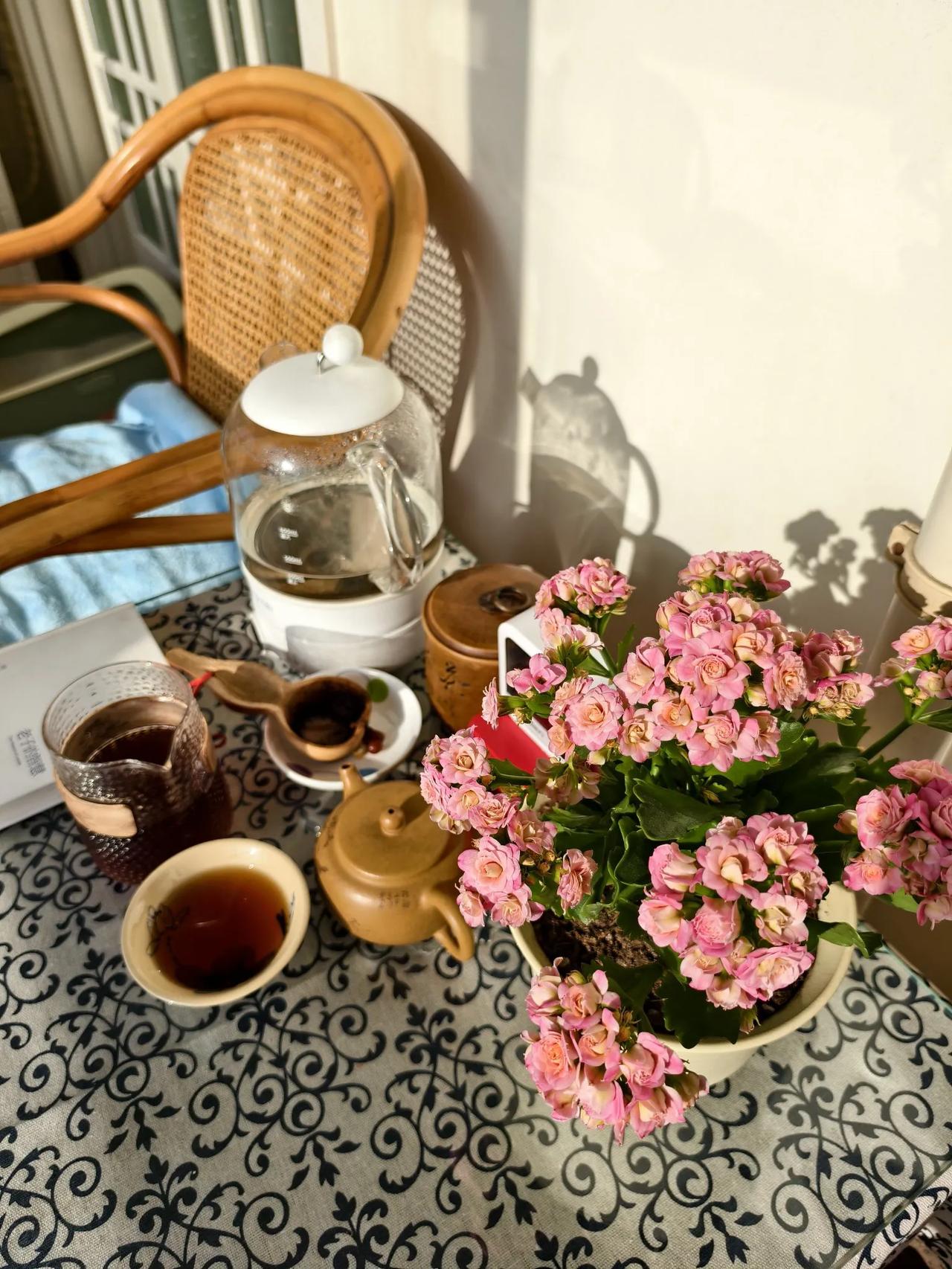 退休后最幸福的生活：1，喝茶。柴米油盐酱醋茶，茶是生活必需品，每天喝茶可调节血