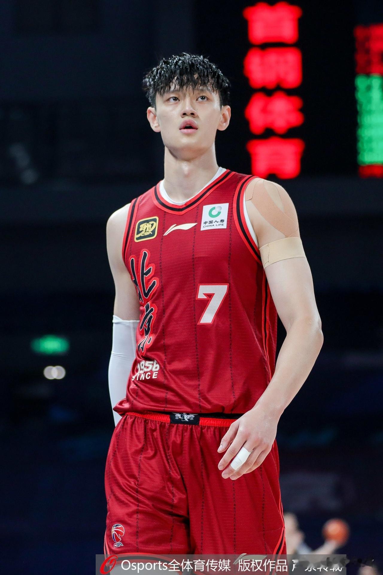 广东半场被打花了，国内球员竟然没有运动战得分！徐杰还伤了，广东只靠萨姆那一人苦苦