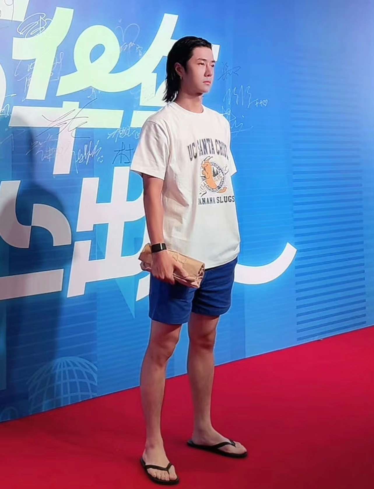 王一博短裤拖鞋出席乐华年会红毯，难得能在内娱见到这么松弛的红毯造型​​​
