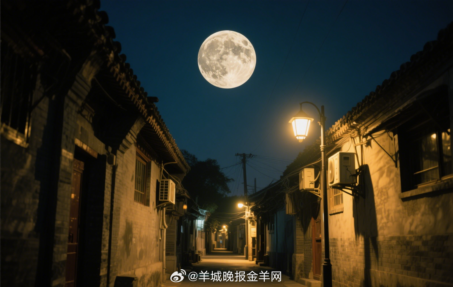 #晚安#月亮跟路灯较上劲了，分不清谁更亮。楼下收废品的老王才蹬着三轮回来，车轱