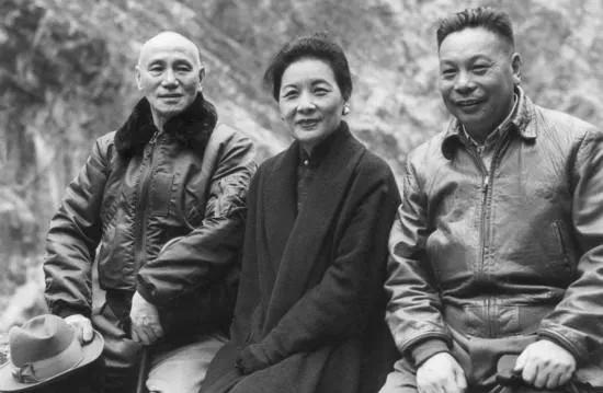1975年4月，蒋介石去世，台湾政坛一下子炸了锅，按理说，儿子蒋经国应该顺势接班