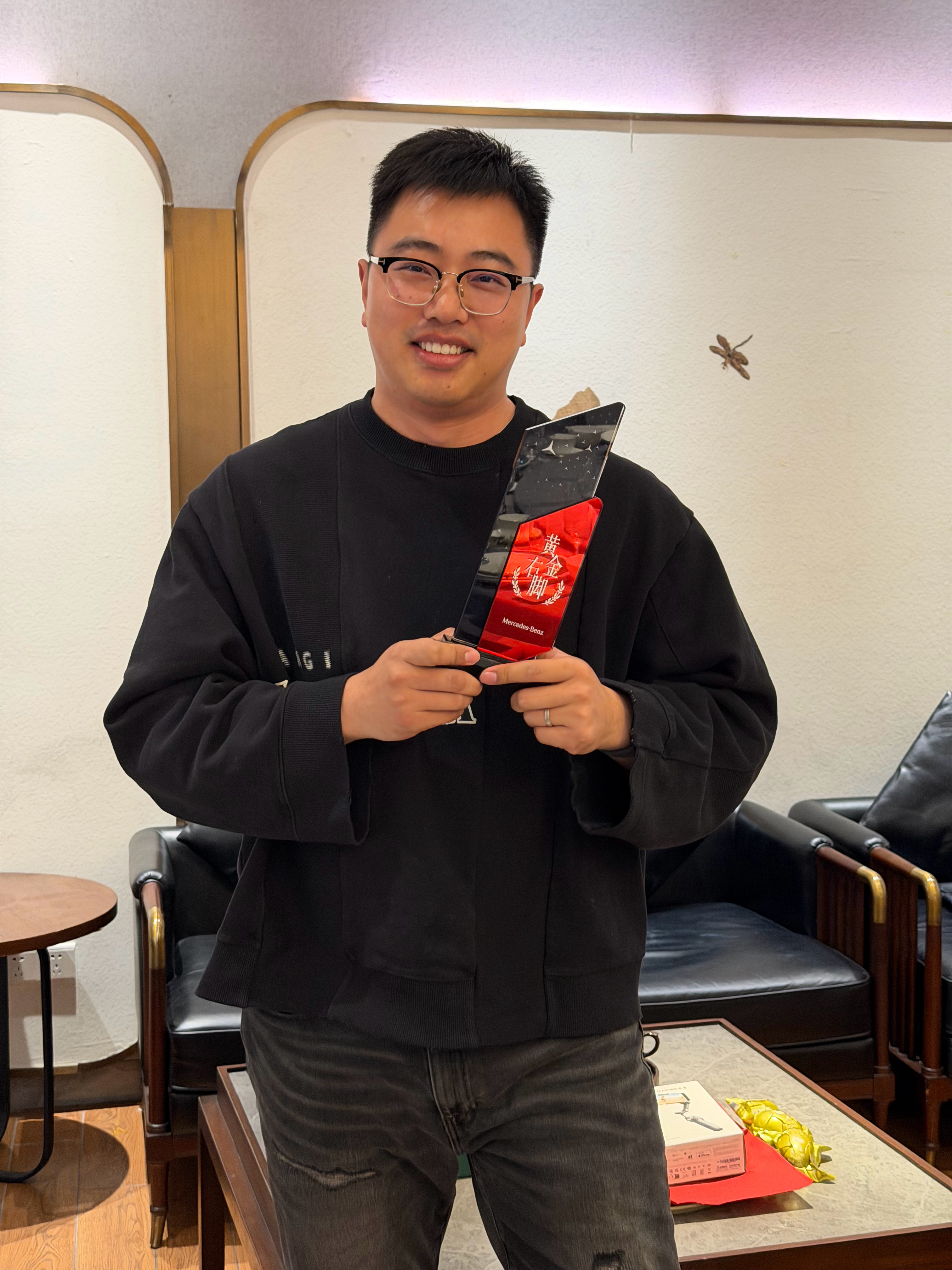 这一天天的我都起来两小时了，这人电话还没打通，喝点酒咋床都起不来了呢