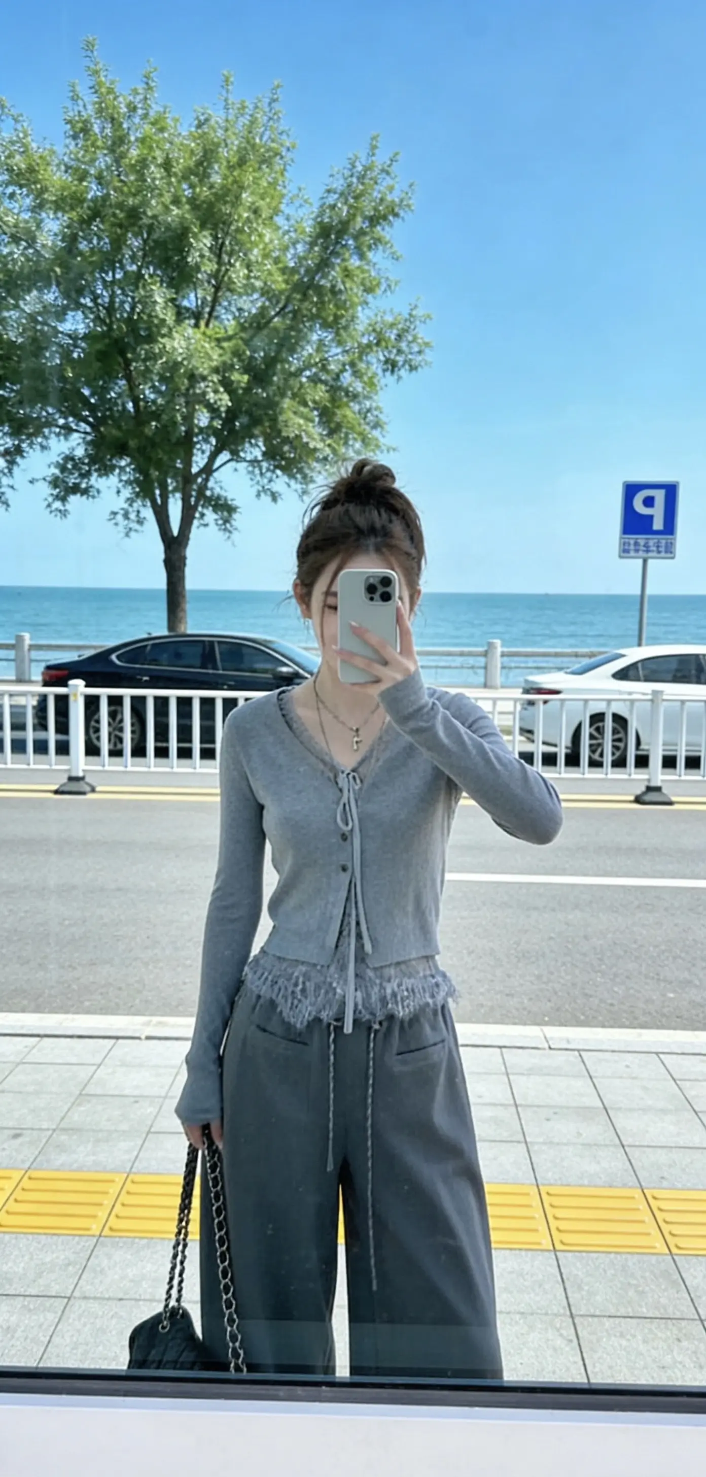 “生活就是晨起暮落，日子就是早出晚归，如果生活太难，那就祝我们下班快乐。”