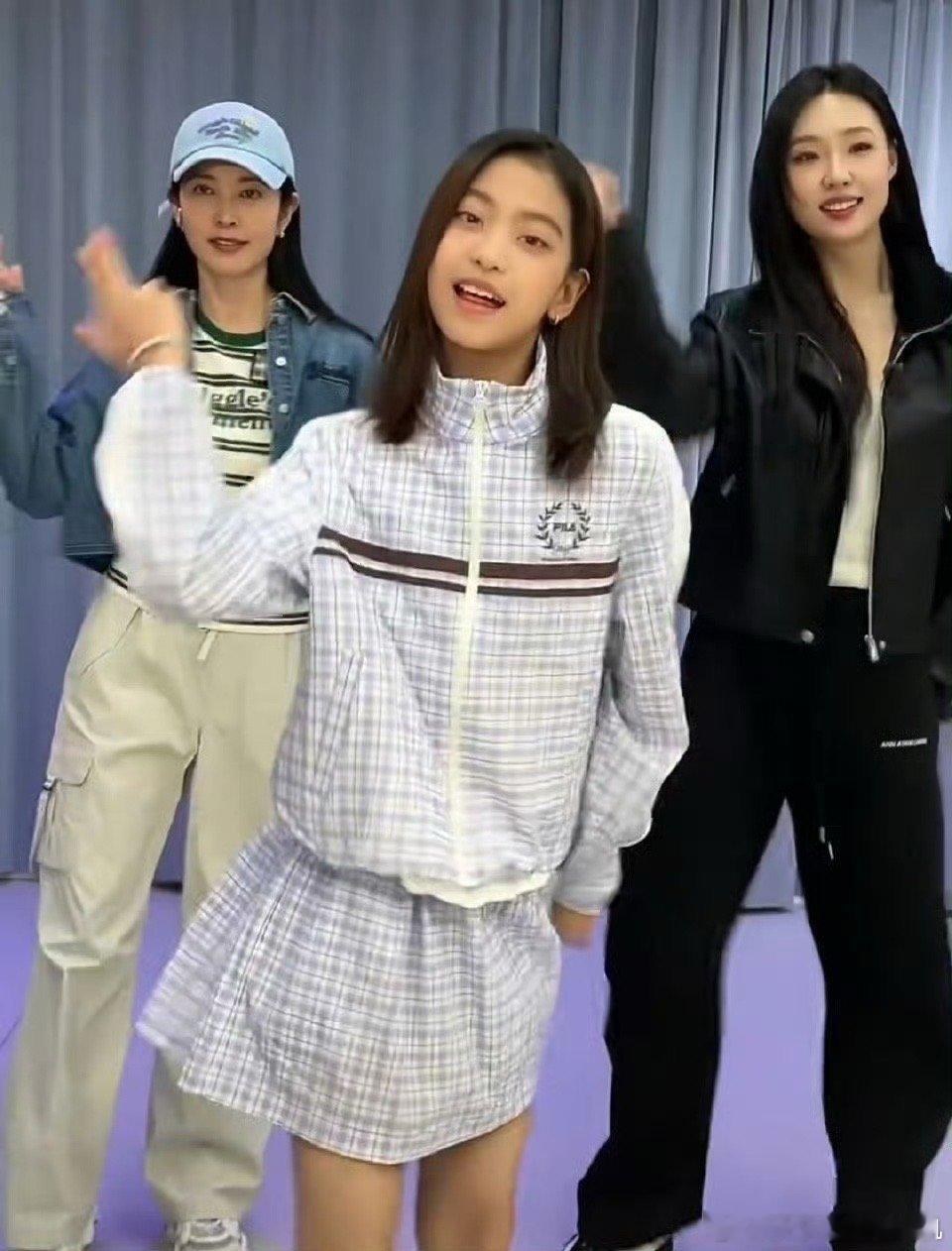 管乐被李雪女儿的学舞速度震惊到了李雪女儿学舞速度也太快了吧，管乐那个震惊的小表