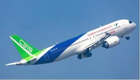 美国这一刀捅的可真够狠！一刀直插C919命脉，中国引以为傲的商飞C919客机，交