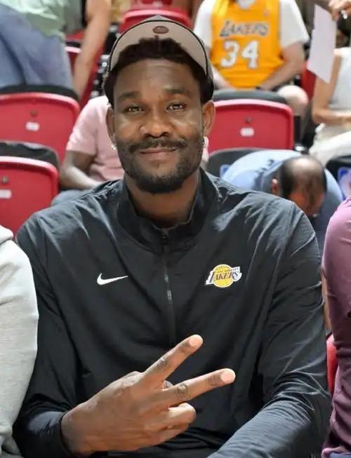 湖人800捡个宝，快船900捡个老湖人战胜鹈鹕，艾顿上场27分钟，投篮9中7