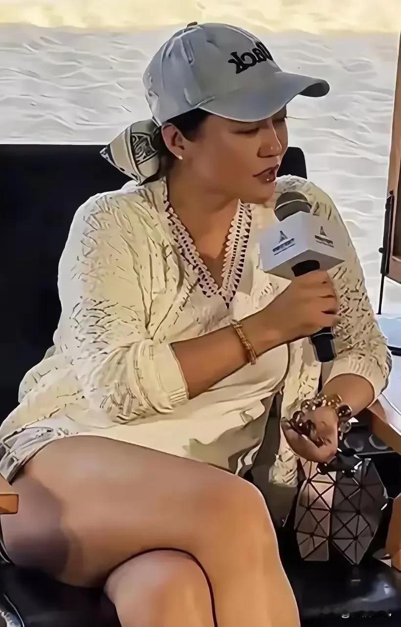郝蕾这身材，真是让人羡慕，该丰满的地方那叫一个丰腴有致，浑身上下都透着成熟女人的
