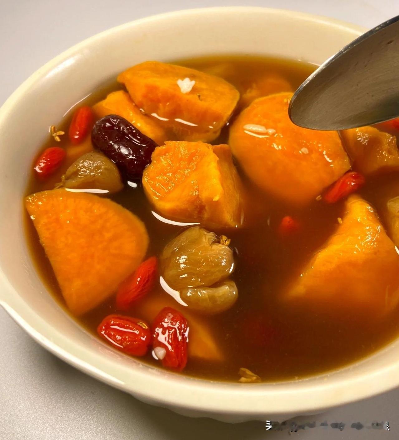 寒露时节养生宜滋阴润燥、温阳散寒，以下是一些适合的食谱：红薯红枣桂圆汤：准备