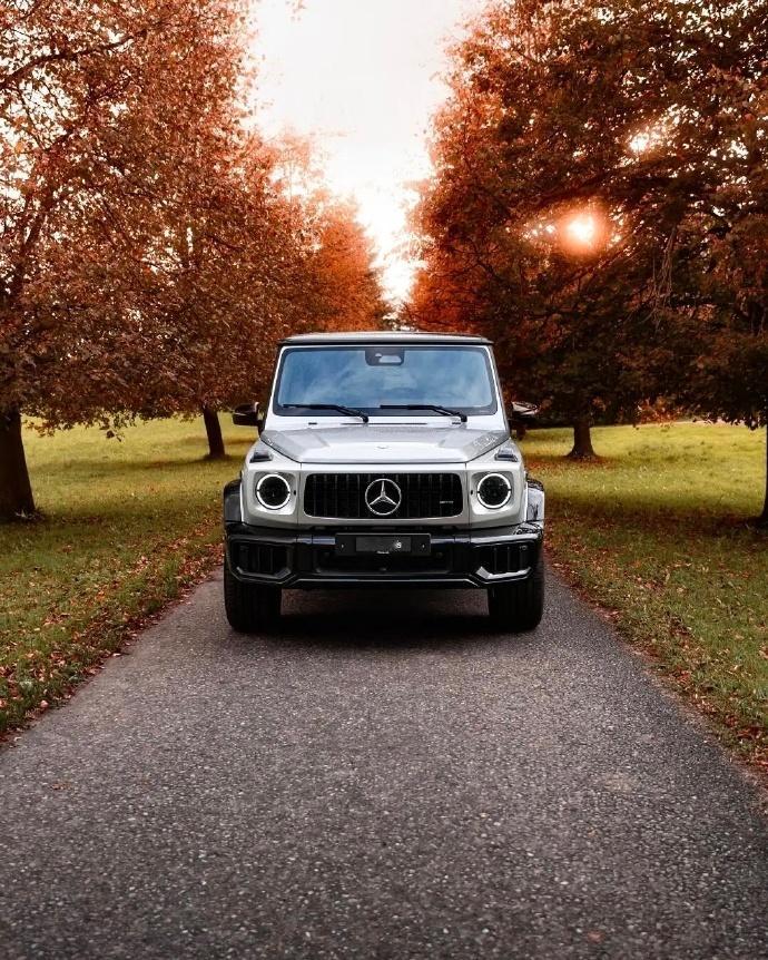 汽车2025款奔驰G63！时空银车漆熏黑AMG运动套件，标配22寸AMG交叉轮