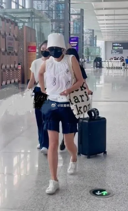 马伊琍和两个女儿一起现身机场，三位这是度假归来了，她这回搭配的也很显年轻，气质超