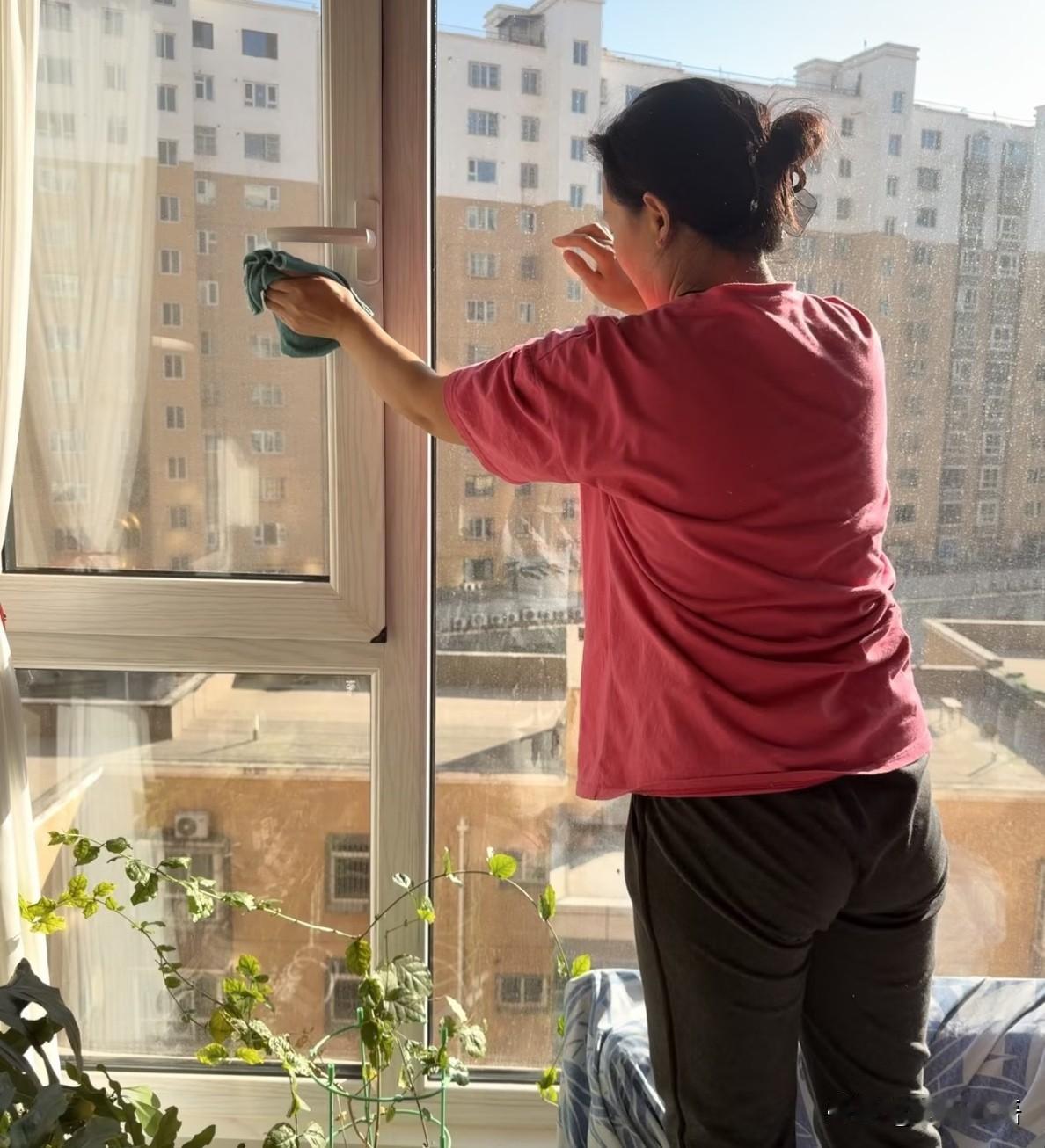 再有4个月我就退休了，我现在干活可有劲头了。这是给我家擦玻璃的一位保洁大姐说