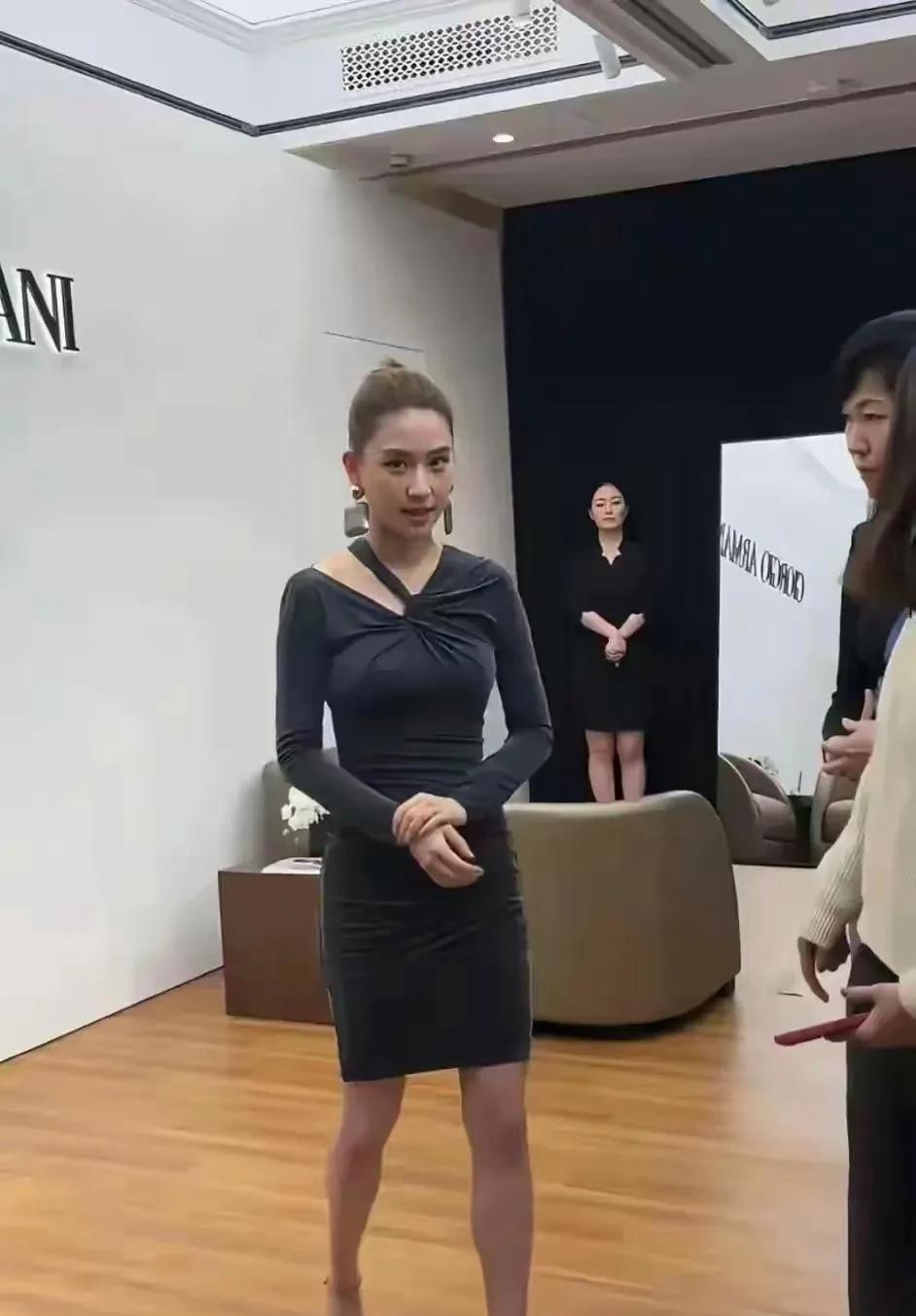 何超莲未精修的图让人有点吃惊啊！皮肤偏黑，个子不高，穿高跟鞋腿看着也不长，这颜