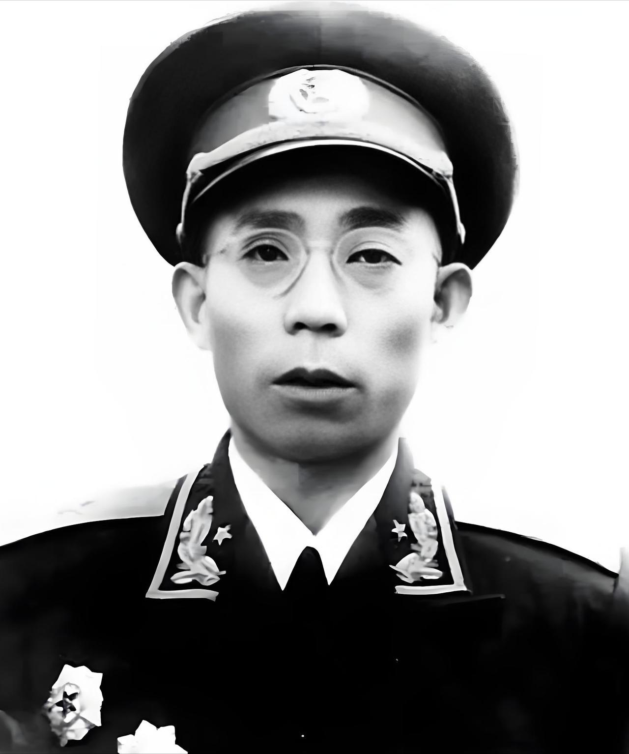 一支从鬼子手里缴来的精致手枪，最后却别在了延安女学生的腰间，715团团长李文清知