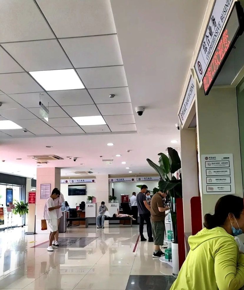 我朋友摊上大事儿了！他爸爸在银行存了30万，上周突然意外离世，结果有人给他出