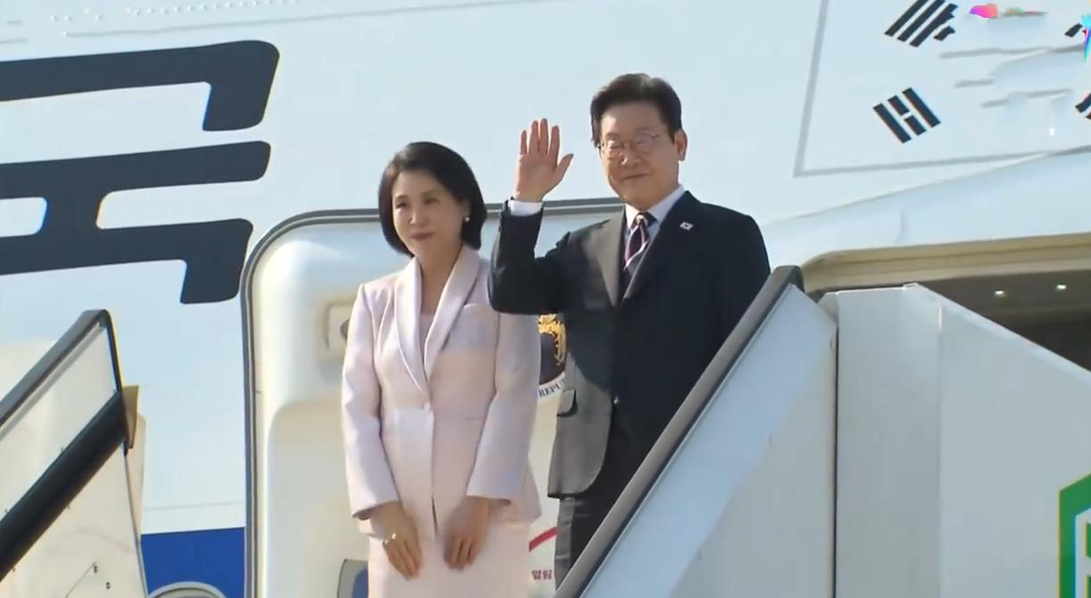 韩总统李在明带着夫人金惠景从东京启程去华盛顿；8月24日，李在明结束日本之行后并