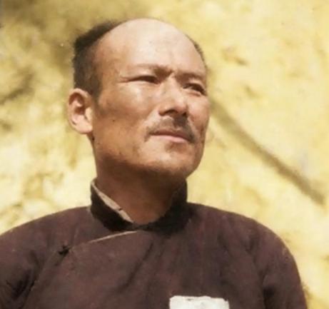 1947年，延安主动撤离。老红军韩继恩因故滞留城中，不幸被俘。面对审讯，他主动交