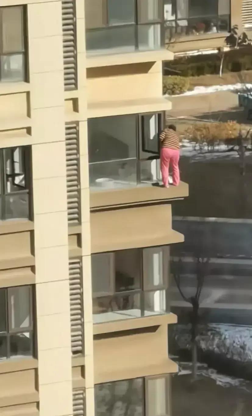 建筑师的职业生涯，被大妈踩在脚下啊！！建筑构造节点一定得画明白，配筋要够，
