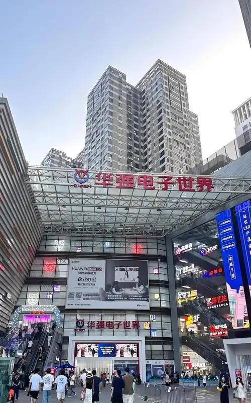 如果你在华强北的柜台前坐下，只花65块钱买个外壳套件，半小时就能把你手里那台螺丝