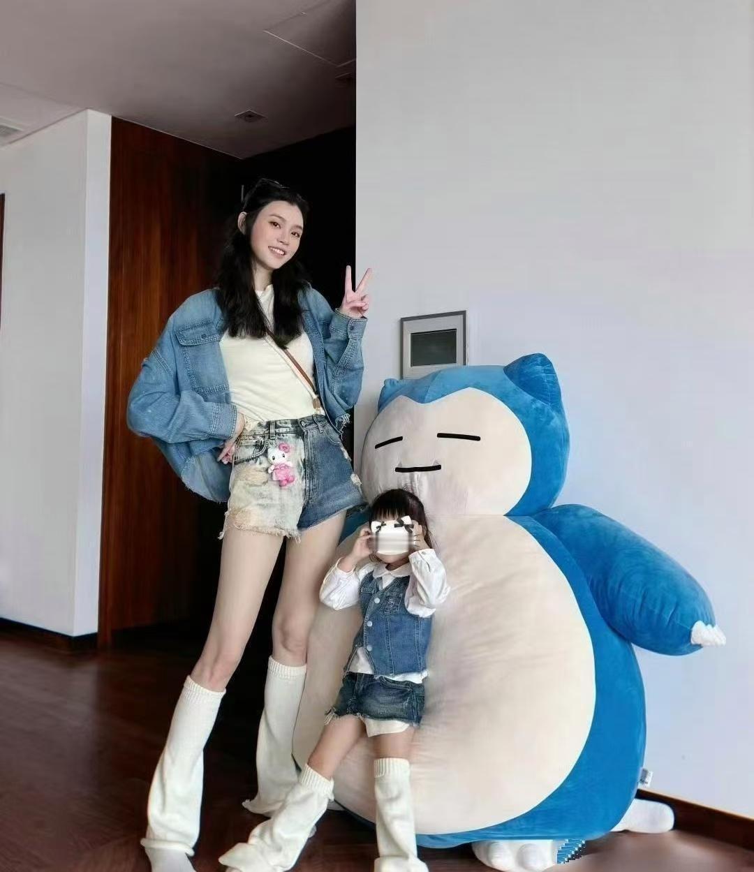 奚梦瑶女儿遗传她大长腿，模样可爱。这小腿长长的，以后准是个高颜值的小公主，太招人