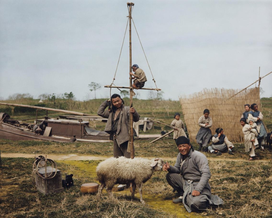 民国时期，河畔郊野的空地上，是走村串乡的民间杂耍班子。竹木长杆支起高空特技架，灵