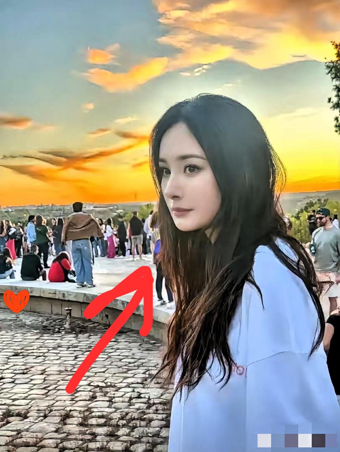 一个官宣，让我们彻底看清了杨幂的人品，这次香港大火，还在紧急救援中，杨