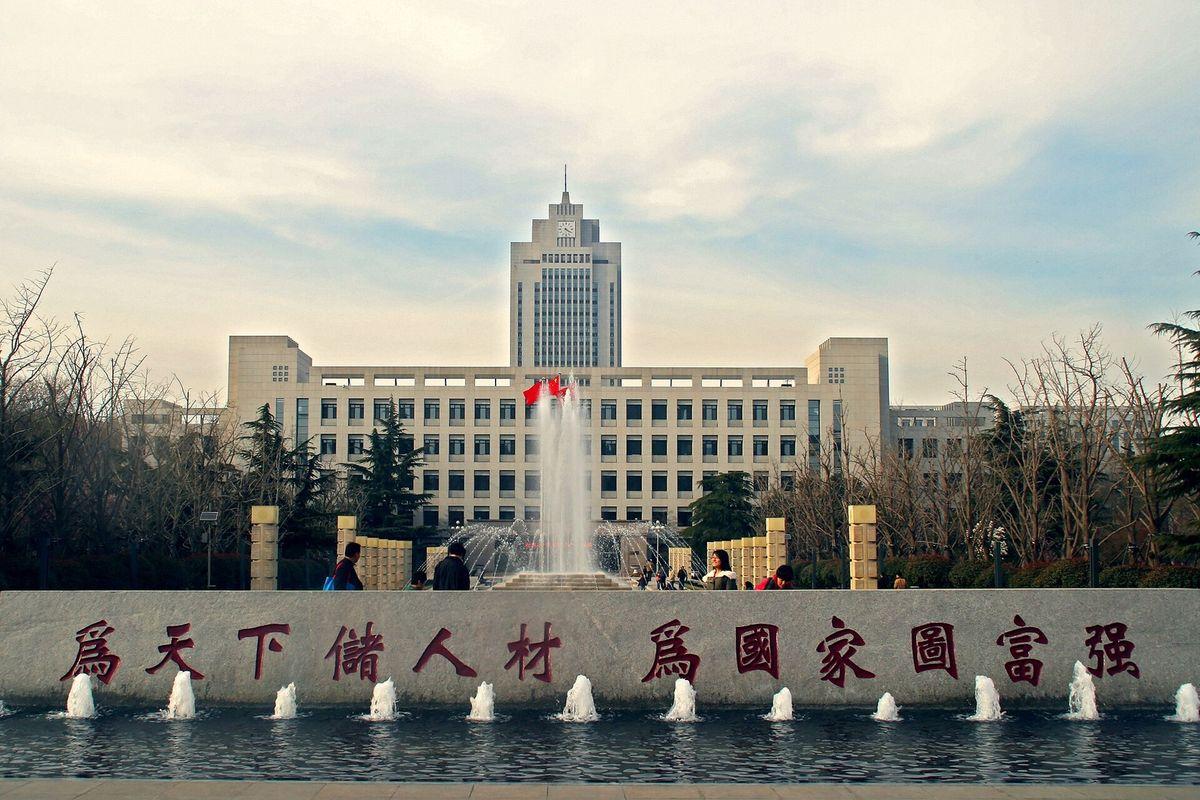 中国顶尖大学的世界排名，前二十名没有山东大学，但是有中山大学。四川大学上榜了，山