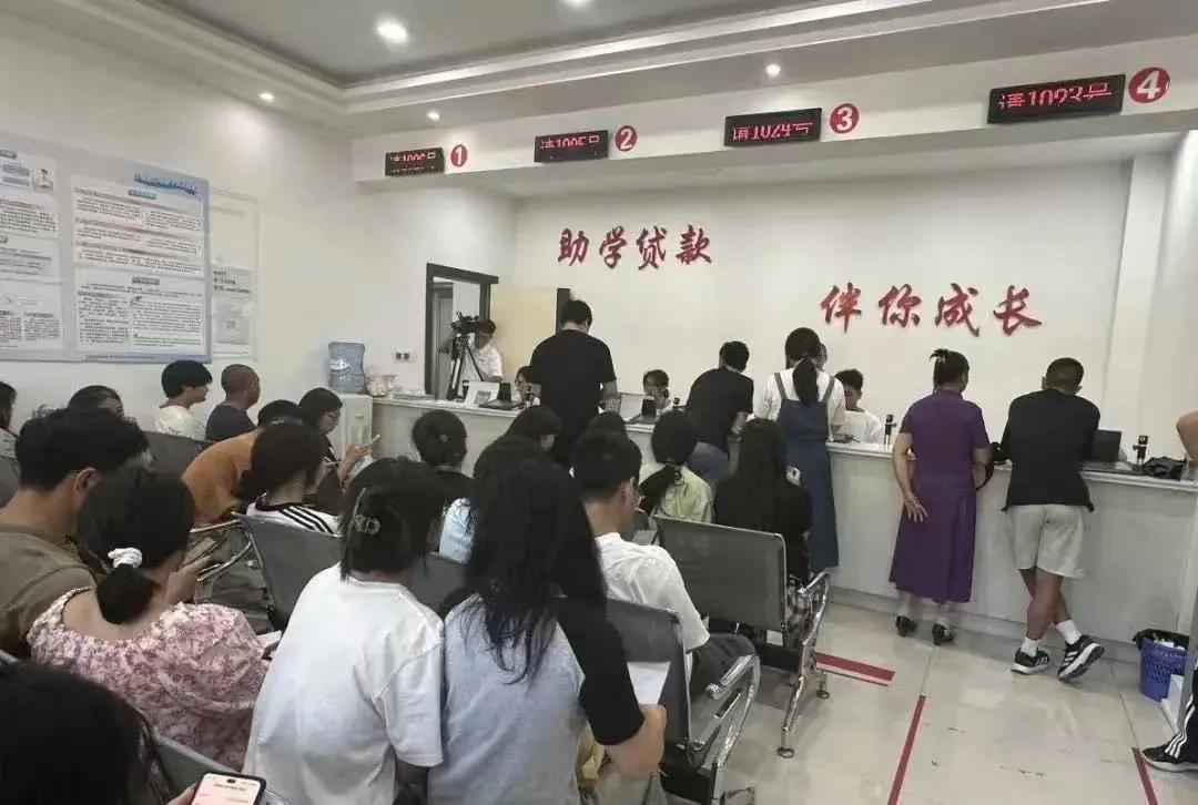 现在银行存款利率跌破1%，很多人慌了，跑来问我：我手里的钱到底该存还是该投？ 