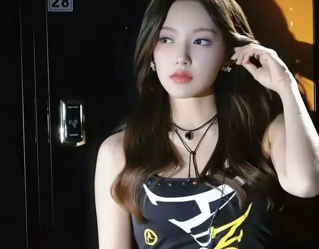 黑色吊带与杏色超短裙:穿搭灵感助你瞬间变身时尚女王!