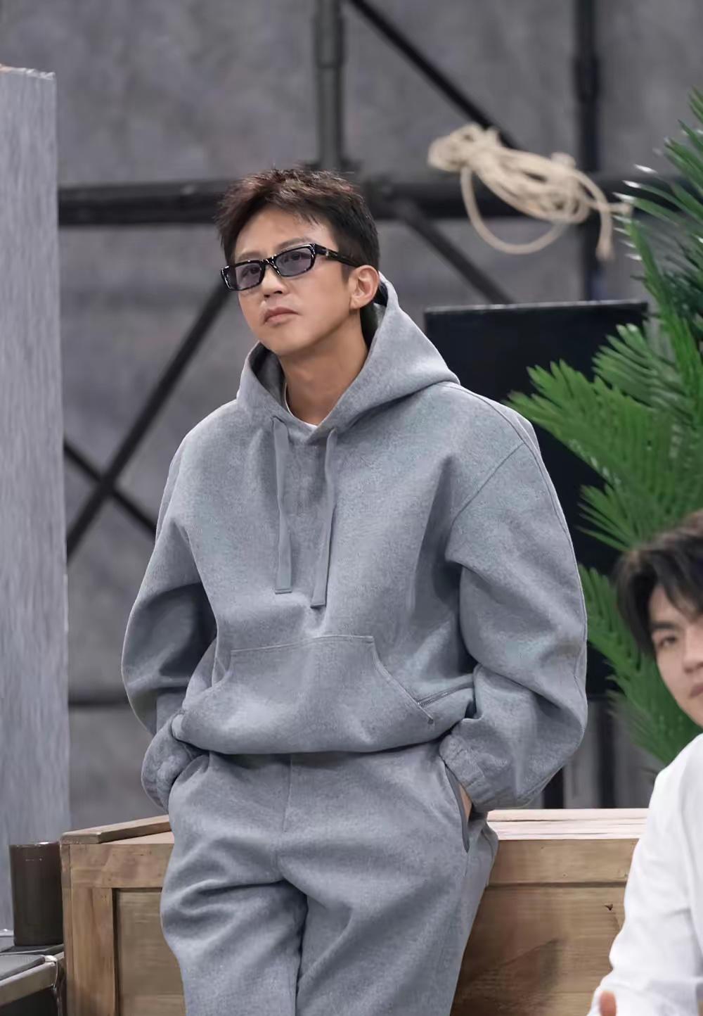 邓超瘦了40斤，但这次不是饿出来的。你仔细看《五哈》第六季路透，他和陈赫站一起，