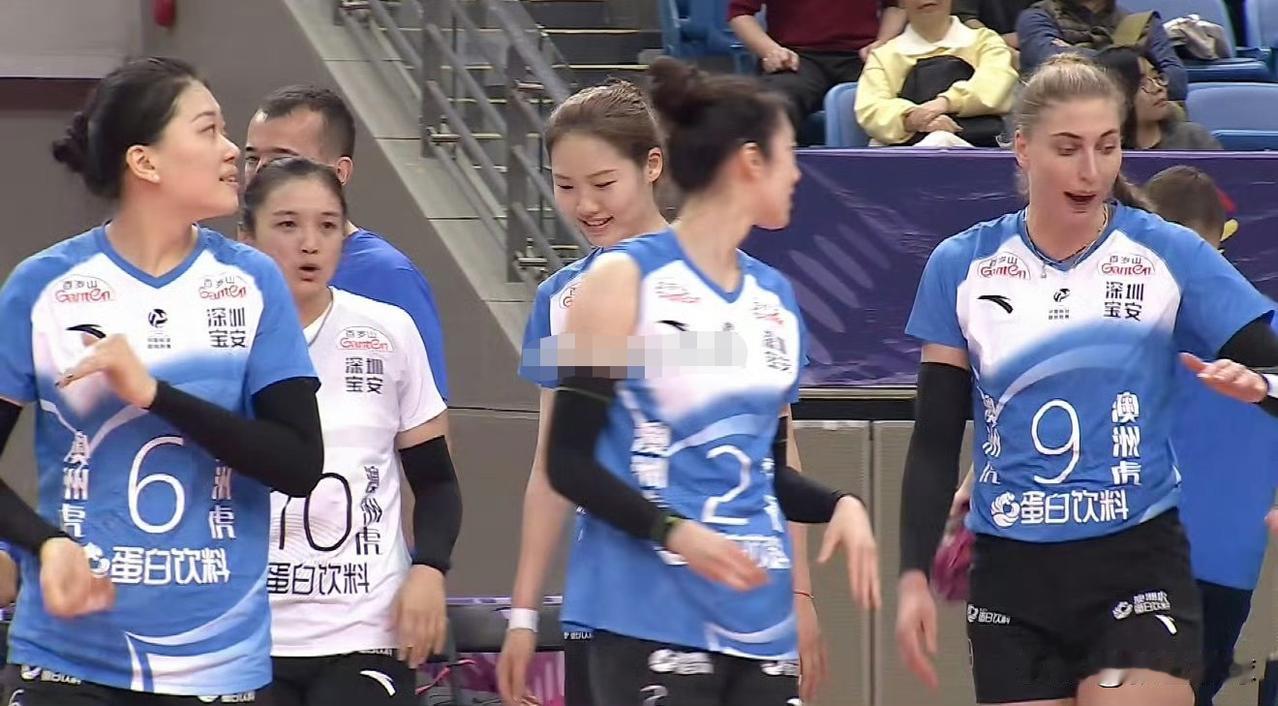 【广东深圳女排横扫四川获联赛两连胜】广东女排和深圳女排一个有人，一个有钱，合并