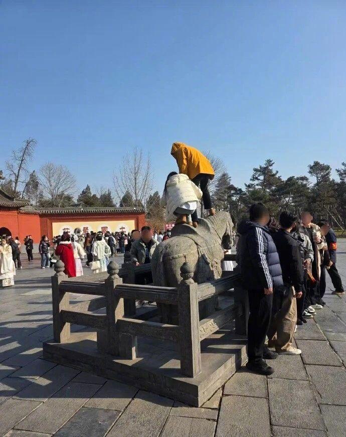 【游客爬千年石马景区劝阻反被指责，洛阳白马寺：石马原为北宋墓前石像，发现不文明行