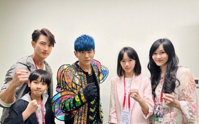 内娱靠周杰伦吃上饭了周杰伦一声“开饭”，内娱秒变干饭天团！作词人方文山、演员兼